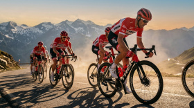 Профессиональные велосипедисты на Trek преодолевают горный перевал - мощь и выносливость в велоспорте