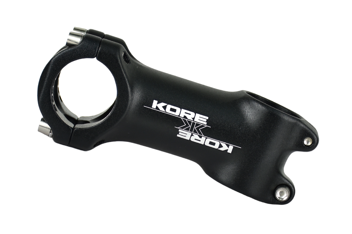 Вынос руля KORE XCD1, AL-6061-T6,L-80mm,руль 31,8mm, угол наклона 6 гр.черный,140гр. Вынос руля KORE XCD1, AL-6061-T6,L-80mm,руль 31,8mm, угол наклона 6 гр.черный,140гр.