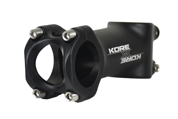 Вынос руля KORE XCD1, AL-6061-T6,L-80mm,руль 31,8mm, угол наклона 6 гр.черный,140гр. Вынос руля KORE XCD1, AL-6061-T6,L-80mm,руль 31,8mm, угол наклона 6 гр.черный,140гр.
